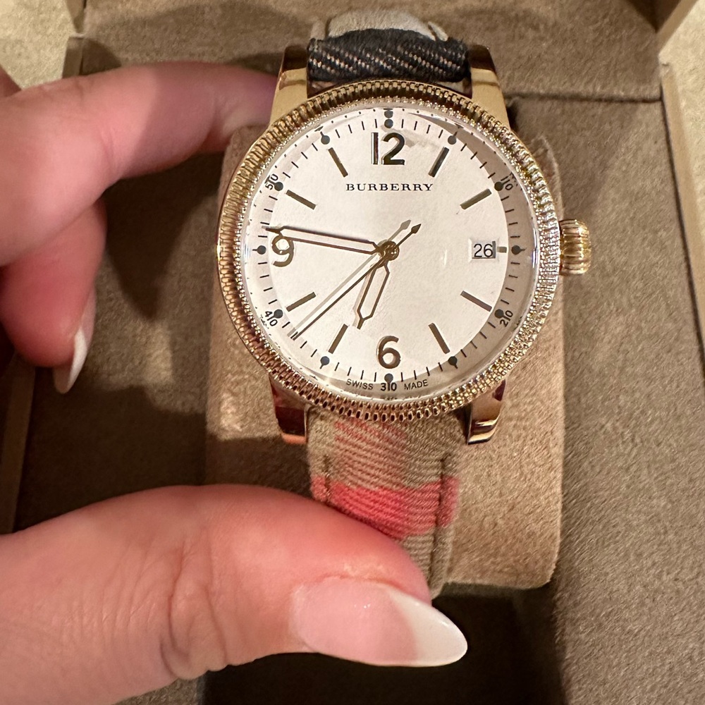 Burberry strap watch. Box included.